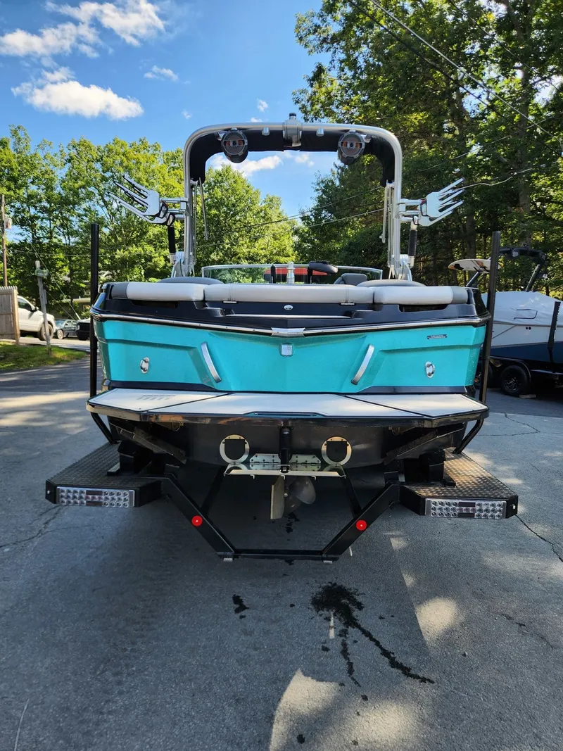 Slide: The Image of MasterCraft XT21 2020 - 3