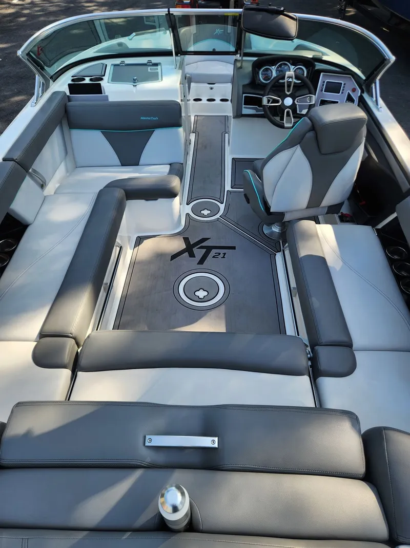 Slide: The Image of MasterCraft XT21 2020 - 6
