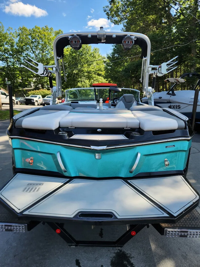 Slide: The Image of MasterCraft XT21 2020 - 4
