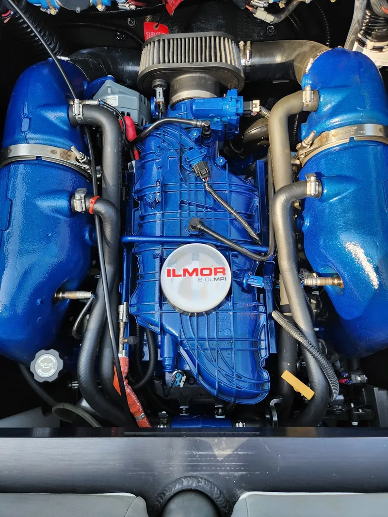Slide: The Image of MasterCraft XT21 2020 - 10