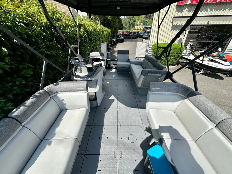 Slide: The Image of Sea-Doo Switch Cruise 18 2023 - 3