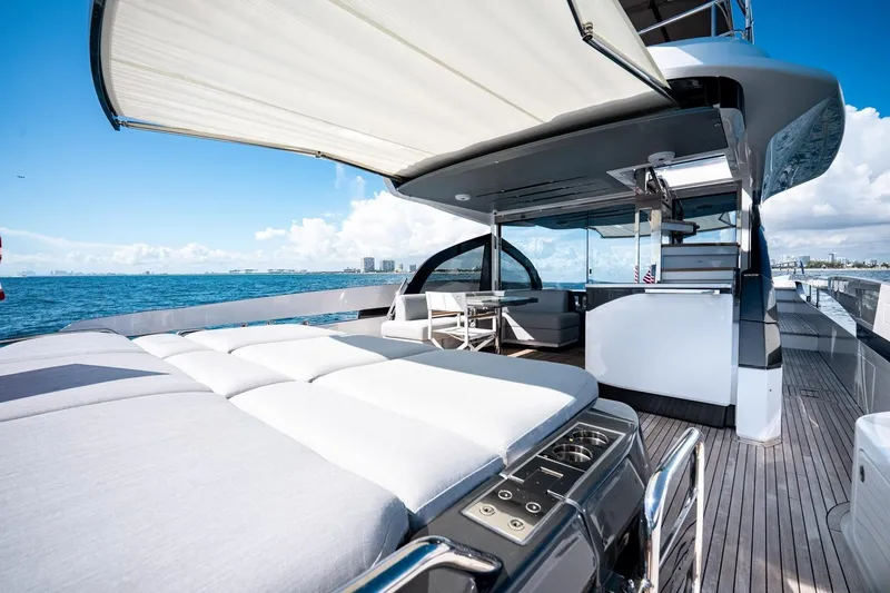 Slide: The Image of Azimut S7 2024 - 10