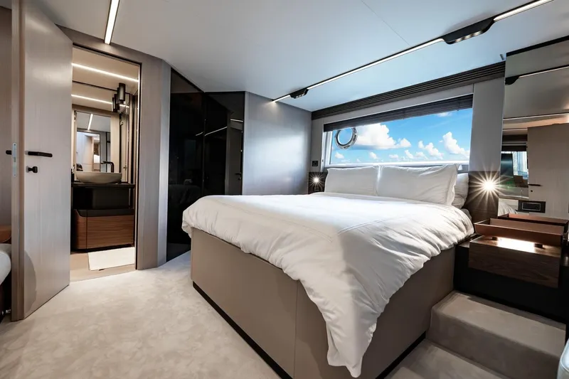 Slide: The Image of Azimut S7 2024 - 39