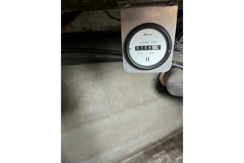 Slide: The Image of Hour meter showing 106.3 hours on a 2008 Larson LXi 228 boat. - 19
