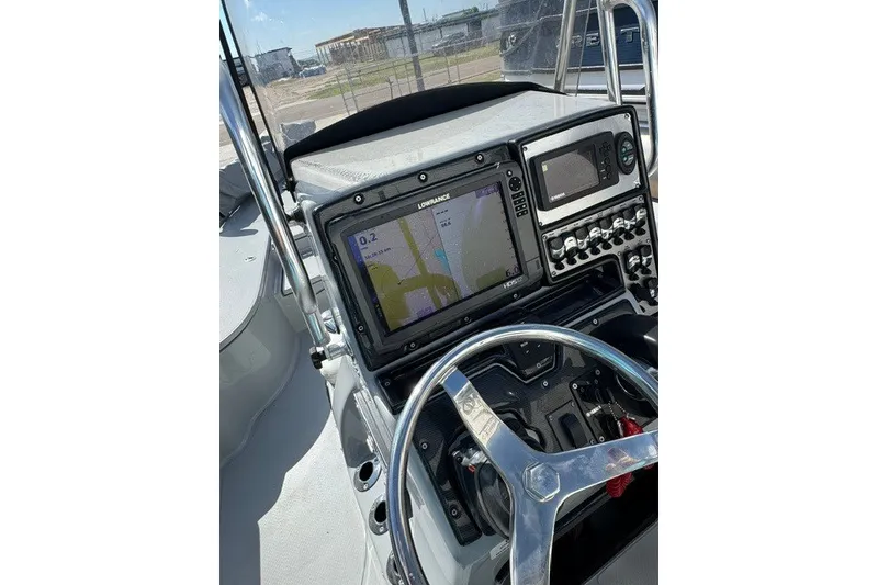 The Image of Control panel of 2015 BLUEWAVE 2200 PURE boat with navigation system. - 1