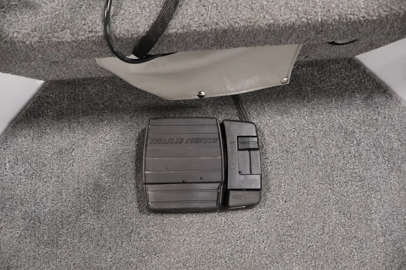 Slide: The Image of Foot pedal control on 2004 Alumacraft Navigator 165 CS boat, featuring Minn Kota branding. - 14