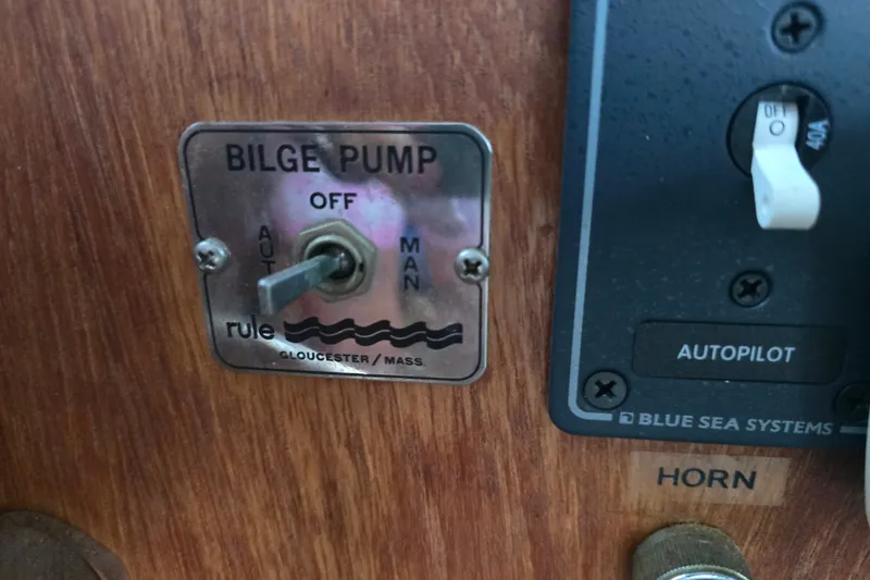 Slide: The Image of Bilge pump control panel on 1983 Atlantic 30 LRC boat, featuring manual and automatic settings. - 25