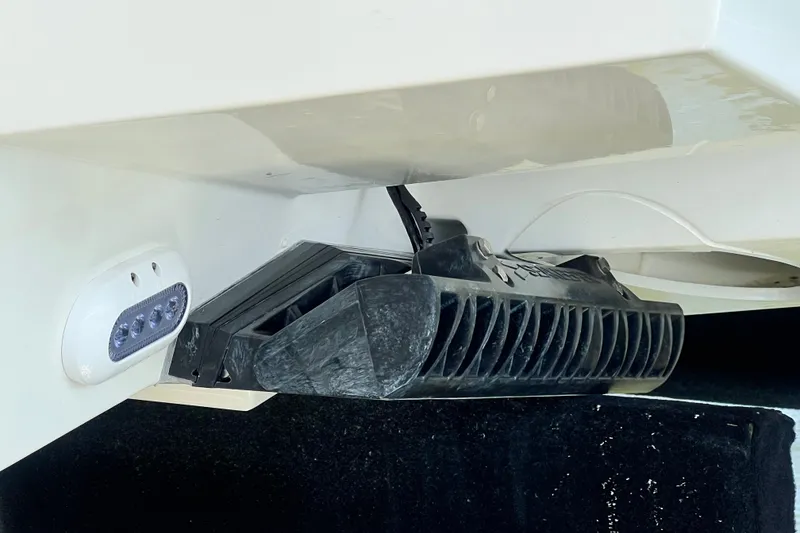 Slide: The Image of Underwater light and propeller of 2024 Skamander 100 Sorrento boat. - 73