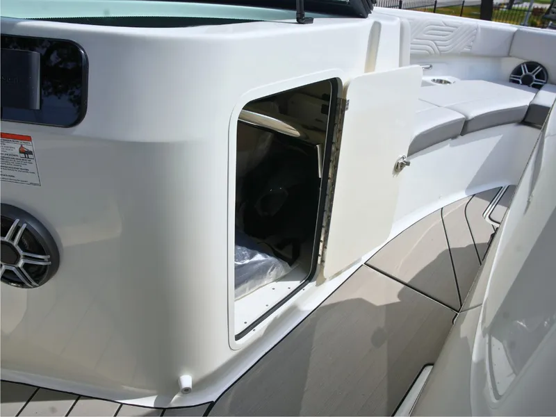 Slide: The Image of Sea Ray SDX 250 Surf 2027 - 33