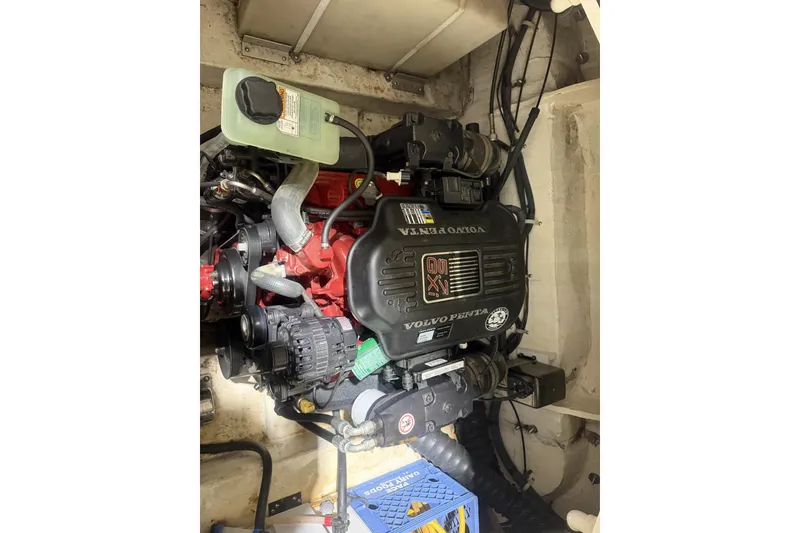 Slide: The Image of Engine compartment of a 2006 Larson Cabrio 260 with Volvo Penta 5.7 GXI engine. - 40