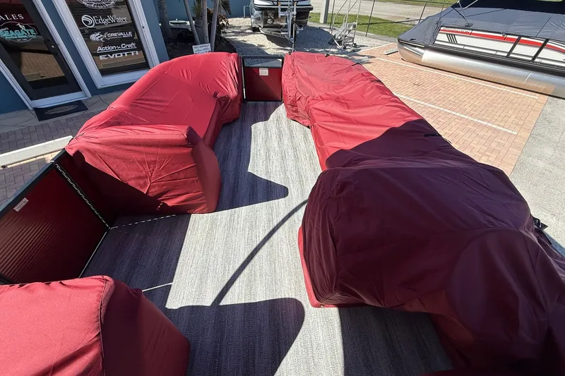 Slide: The Image of 2020 Bennington SXP 25 SSBXP pontoon boat with red covers on seats. - 27