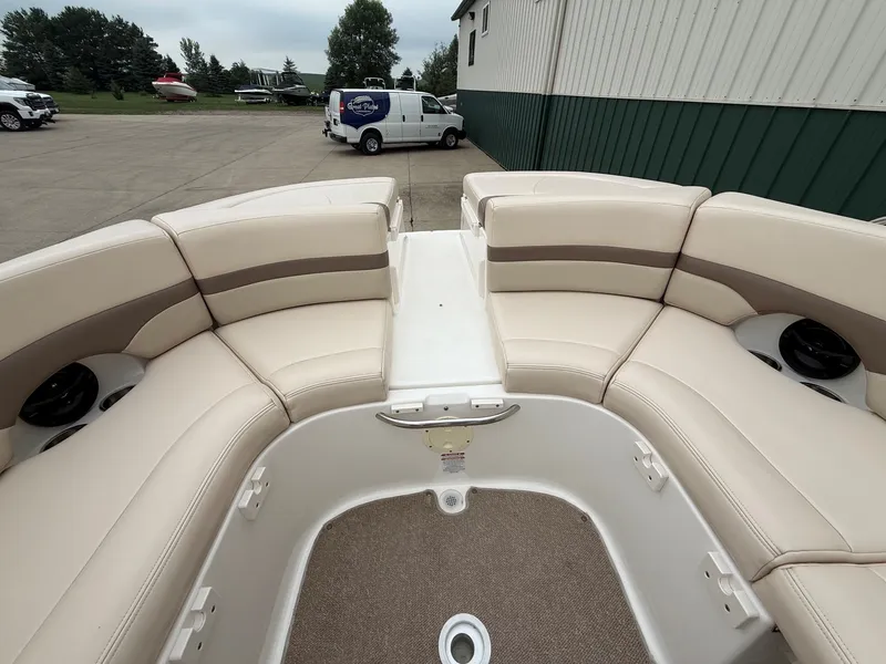 Slide: The Image of The image shows the bow area of a Chaparral SSi 256 boat with beige upholstery. - 25