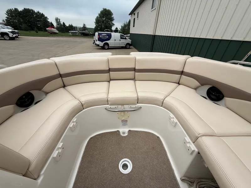 Slide: The Image of The image shows the bow area of a 2006 Chaparral SSi 256 with beige upholstery. - 28