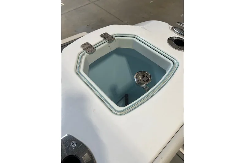 Slide: The Image of Livewell on 2021 Sailfish 272 CC boat, featuring a secure latch and clear lid. - 19