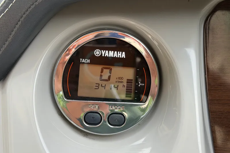 Slide: The Image of Yamaha tachometer on 2016 Chaparral 250 Suncoast, displaying 341 hours. - 29