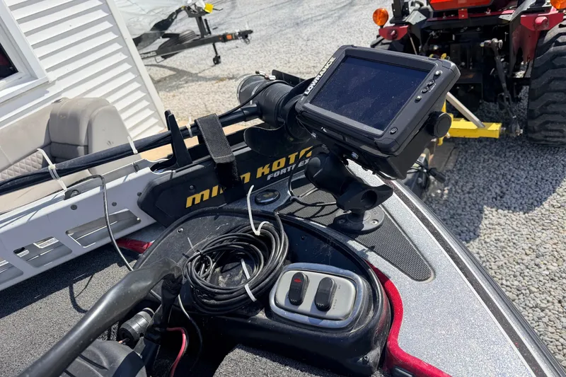 Slide: The Image of 2015 Nitro Z-7 boat dashboard with fishfinder and trolling motor controls. - 7