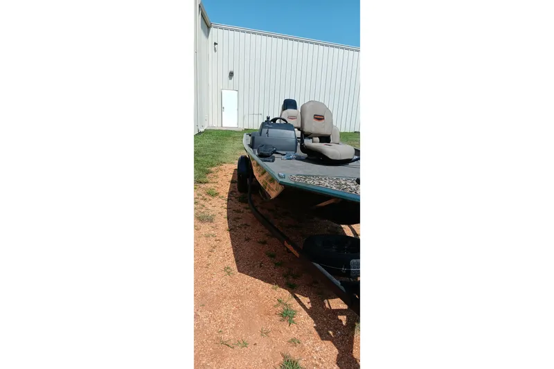 Slide: The Image of 2026 Tracker Bass Tracker Classic Limited boat parked outdoors near a building. - 15