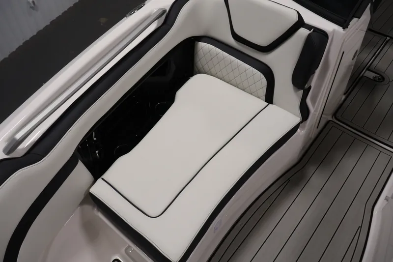 Slide: The Image of 2026 Yamaha Boats 275SE interior seating with elegant white and black upholstery. - 14