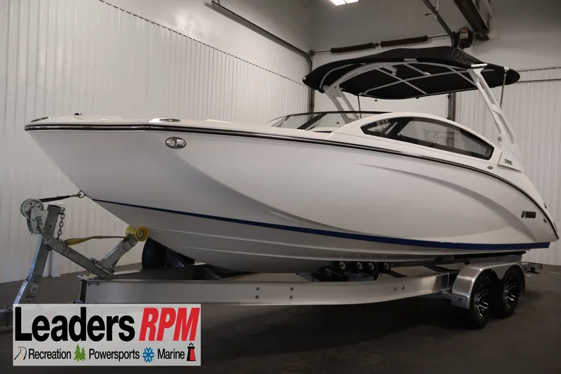 The Image of 2026 Yamaha Boats 275SE on trailer in indoor showroom. - 0