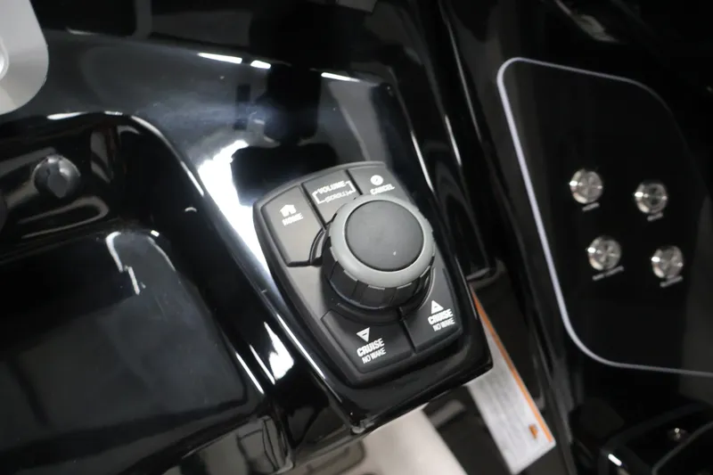 Slide: The Image of Control panel of 2026 Yamaha Boats 275SE, featuring advanced navigation and cruise settings. - 22
