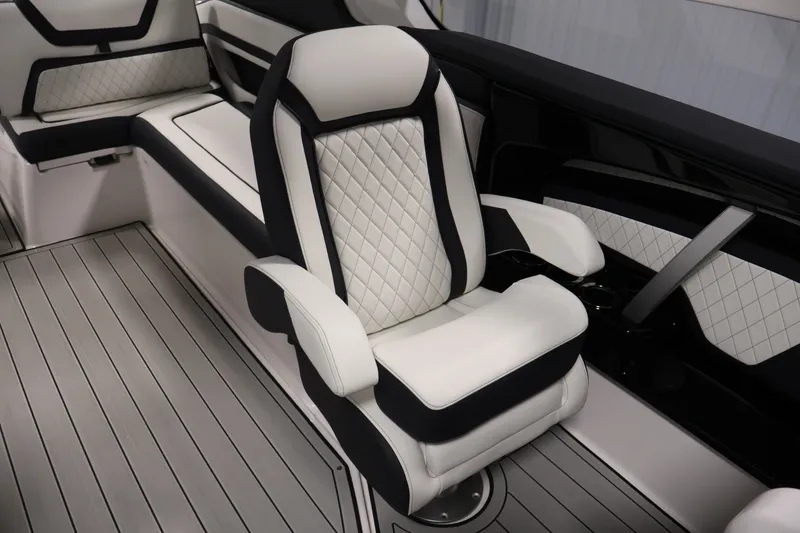 Slide: The Image of Luxury seating in 2026 Yamaha Boats 275SE, featuring elegant black and white upholstery. - 27