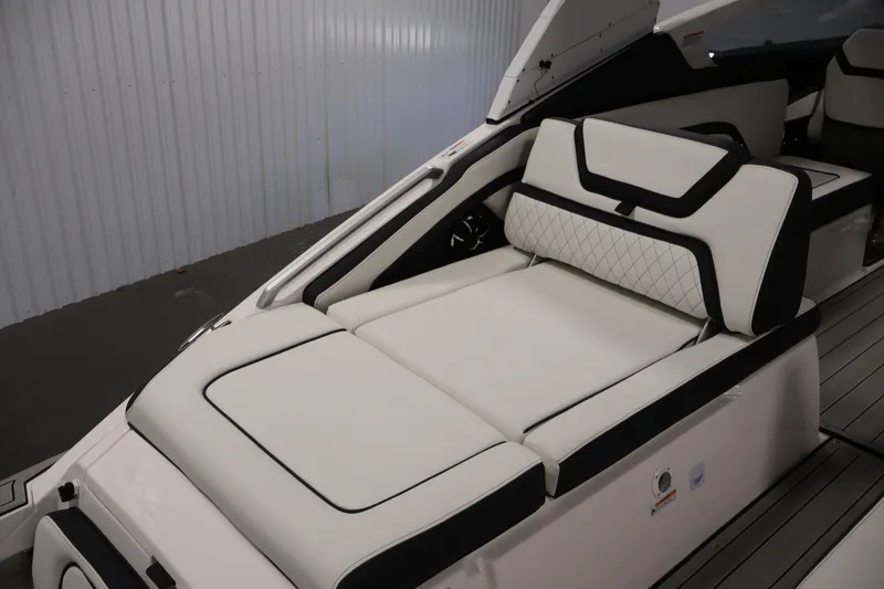 Slide: The Image of 2026 Yamaha Boats 275SE interior with luxurious white seating and modern design. - 40