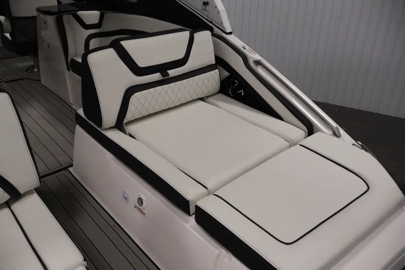 Slide: The Image of 2026 Yamaha Boats 275SE interior with luxurious white seating and black accents. - 41