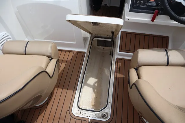 Slide: The Image of Bayliner VR4 2021 - 16