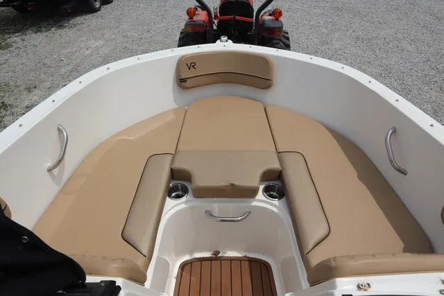 Slide: The Image of Bayliner VR4 2021 - 17