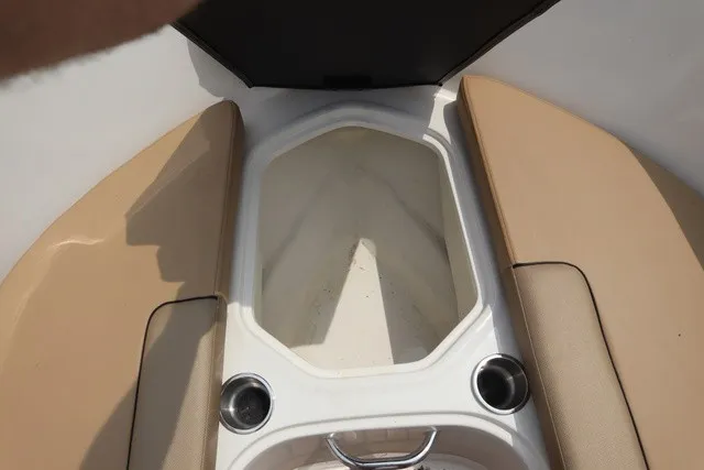 Slide: The Image of Bayliner VR4 2021 - 19