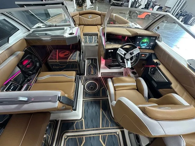 Slide: The Image of Tigé Ultré 23ZX 2025 - 16