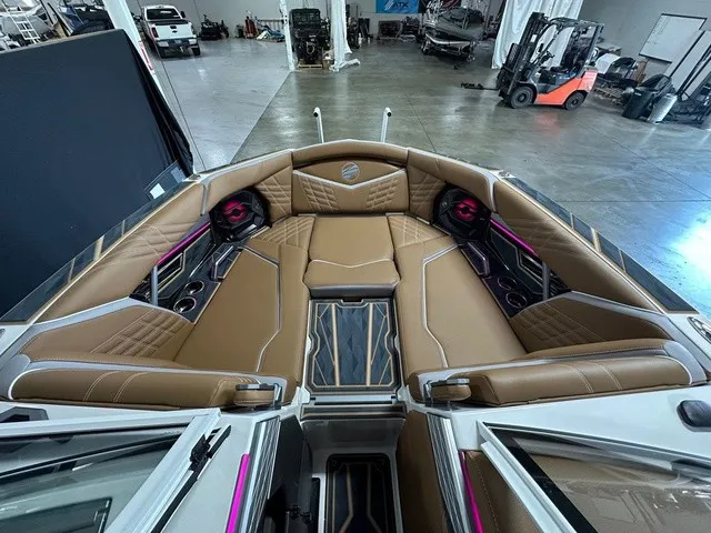 Slide: The Image of Tigé Ultré 23ZX 2025 - 18