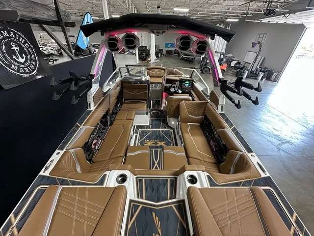 Slide: The Image of Tigé Ultré 23ZX 2025 - 10