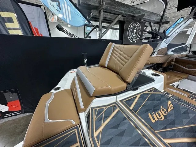 Slide: The Image of Tigé Ultré 23ZX 2025 - 9