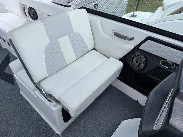 Slide: The Image of MasterCraft X26 2019 - 16