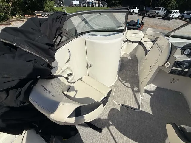Slide: The Image of Stingray 215 LR 2020 - 6