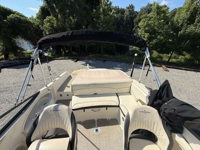 Slide: The Image of Stingray 215 LR 2020 - 14