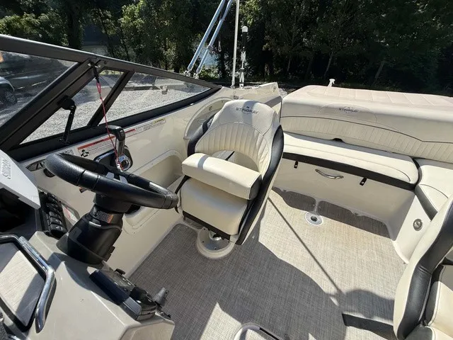 Slide: The Image of Stingray 215 LR 2020 - 9