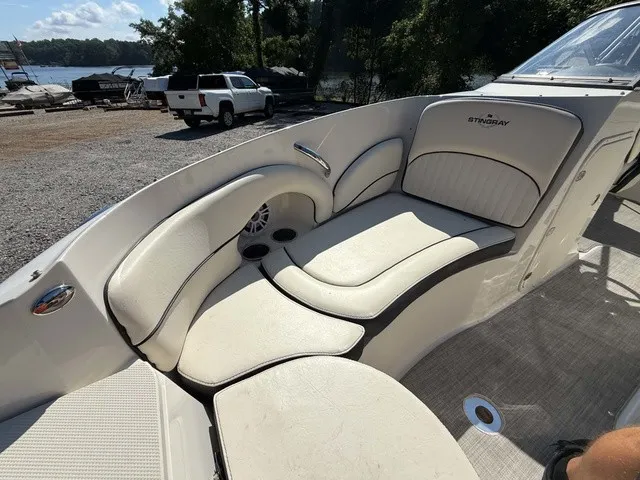 Slide: The Image of Stingray 215 LR 2020 - 10