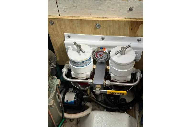 Slide: The Image of Engine compartment of a 2001 Willis Beal 31 with dual fuel filters and pressure gauge. - 21