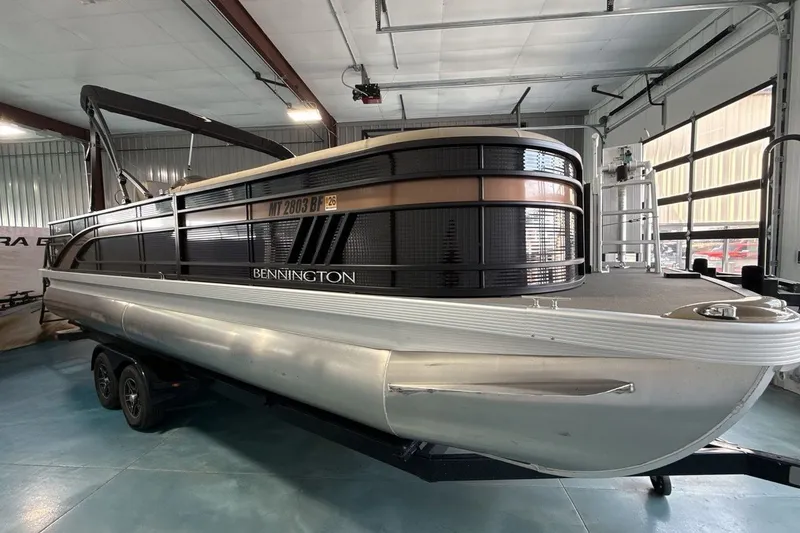 Slide: The Image of 2022 Bennington 25 LSAPG pontoon boat in a garage setting. - 7