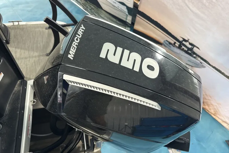 Slide: The Image of Mercury outboard motor on 2022 Bennington 25 LSAPG pontoon boat. - 20