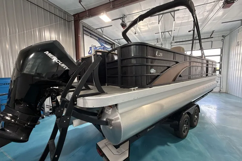Slide: The Image of 2022 Bennington 25 LSAPG pontoon boat with Mercury engine in a showroom. - 5