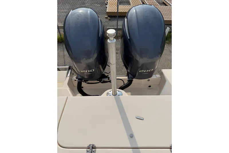 Slide: The Image of 2020 Grady-White Freedom 275 boat with dual 200 horsepower engines. - 4