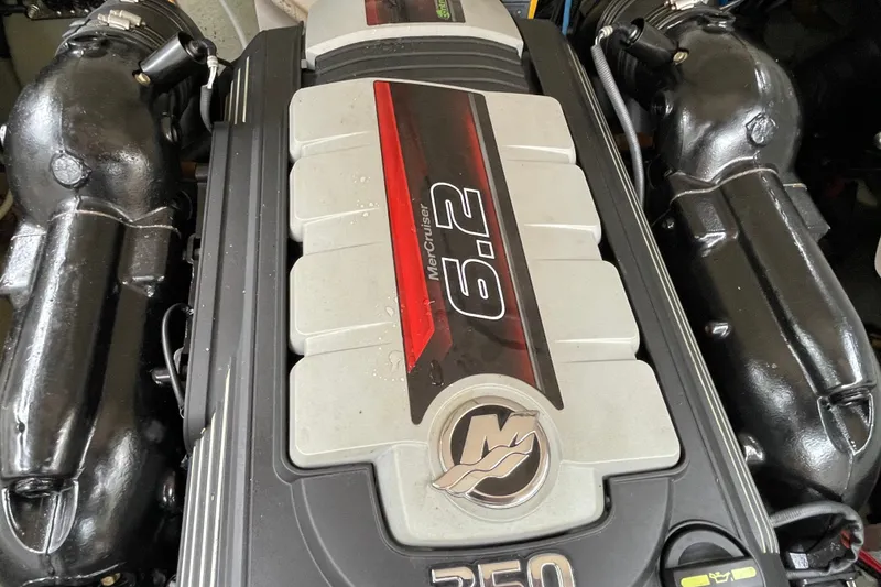 Slide: The Image of MerCruiser 6.2 engine - 25