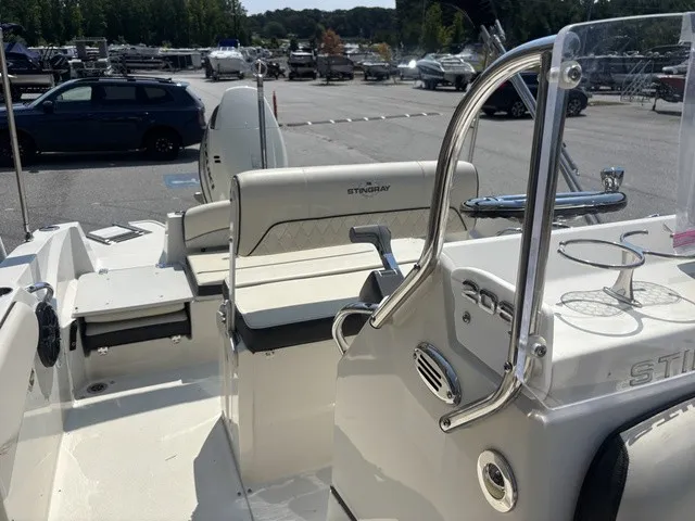 Slide: The Image of Stingray 206CC W/ Suzuki 150 HP - 4-Stroke Engine 2017 - 62