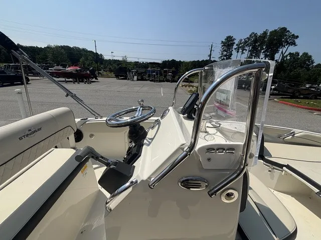Slide: The Image of Stingray 206CC W/ Suzuki 150 HP - 4-Stroke Engine 2017 - 38