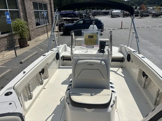 Slide: The Image of Stingray 206CC W/ Suzuki 150 HP - 4-Stroke Engine 2017 - 58