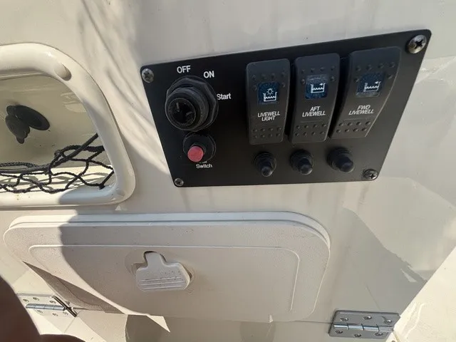Slide: The Image of Stingray 206CC W/ Suzuki 150 HP - 4-Stroke Engine 2017 - 32