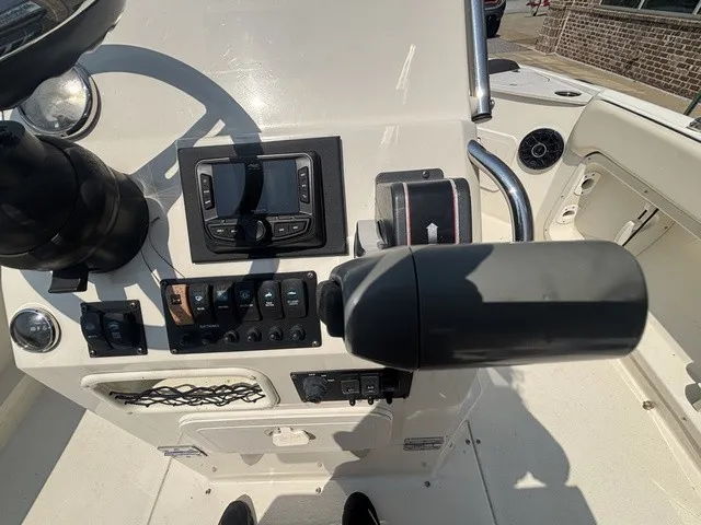Slide: The Image of Stingray 206CC W/ Suzuki 150 HP - 4-Stroke Engine 2017 - 31